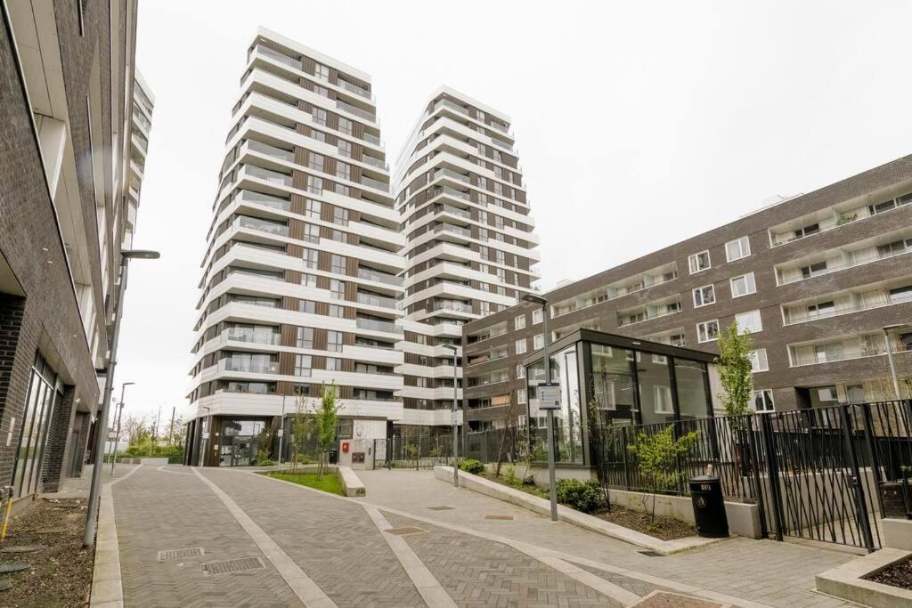 Lovely En-Suite Flat With Balcony And Parking. Londres Exterior foto