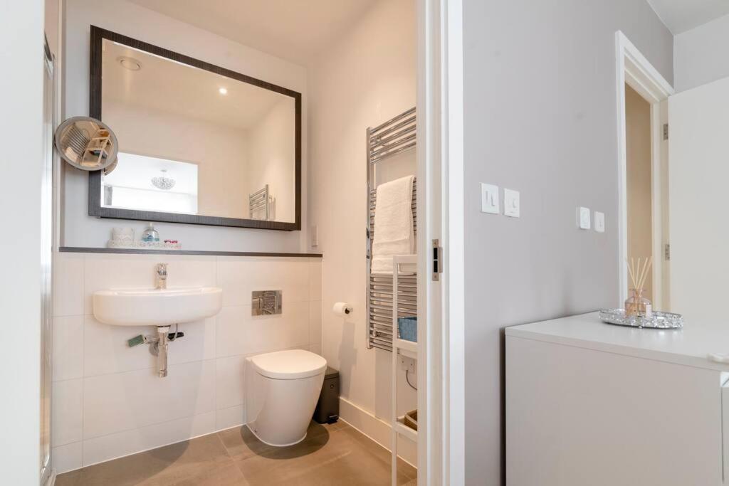 Lovely En-Suite Flat With Balcony And Parking. Londres Exterior foto