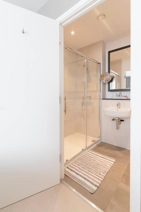 Lovely En-Suite Flat With Balcony And Parking. Londres Exterior foto