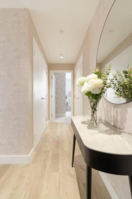 Lovely En-Suite Flat With Balcony And Parking. Londres Exterior foto