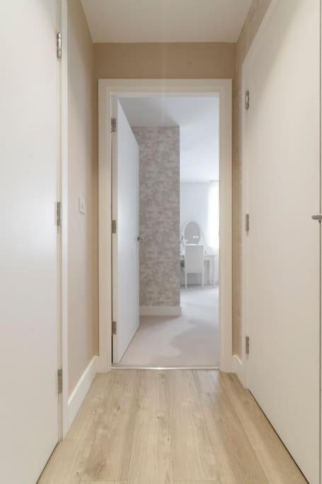 Lovely En-Suite Flat With Balcony And Parking. Londres Exterior foto